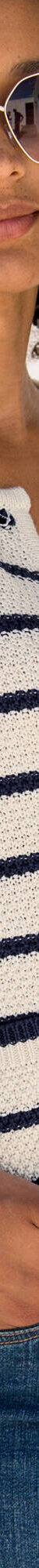 Cardigan rayé à boutons officier, maille fantaisie. (écru / marine) Cardigan rayé à boutons officier, maille fantaisie. (écru / marine)